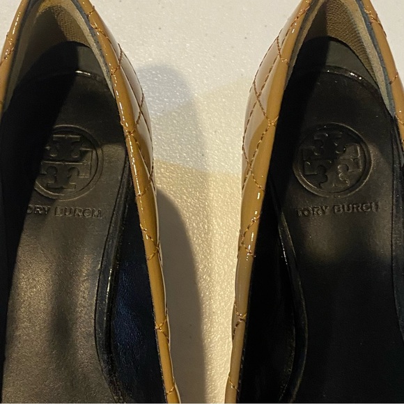 TORY BURCH Kaitlin Camel Quilted Patent Leather Pumps - Picture 6 of 15